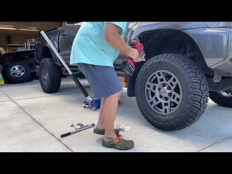 Видео: Модернизация колес и шин Tacoma с проставками 1,25 дюйма и без них