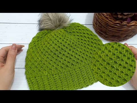 Видео: Как связать крючком потрясающую и простую шапку-бини узором «соты»