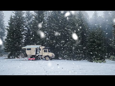 Видео: СНЕЖНЫЙ ЛАГЕРЬ В ТУМАННОМ ВЫСОТЕ ЛЕТОМ