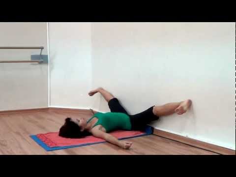 Видео: Растяжка для ног stretching the legs