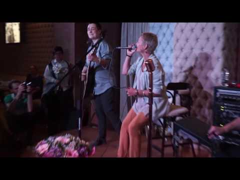 Видео: Анна Волкова и Надежда Новосадович - Паромщик (12.07.2016, Арбат 13)