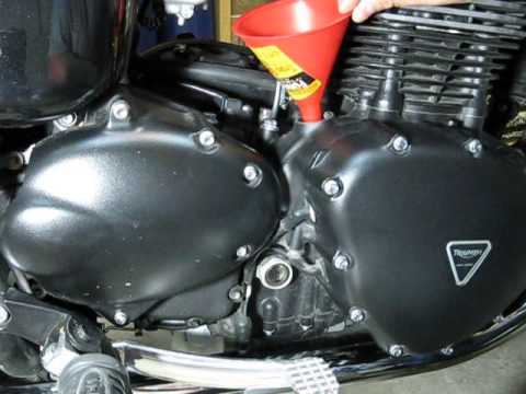 Видео: Замена масляного и воздушного фильтра Triumph Bonneville 2012 года