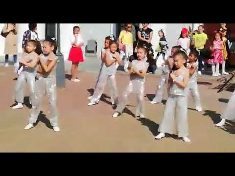 Видео: «Гулдер» Би ансамбль Флешмоб « Ретро»