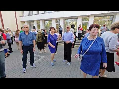 Видео: 20.04.25г..."САМАЯ СЛАДКАЯ"... 🍓... звучит на танцполе в Гомельском парке...