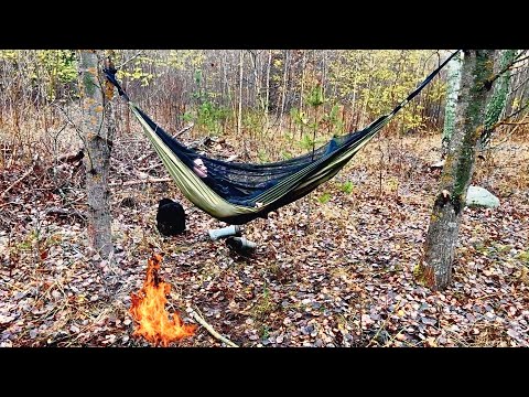 Видео: Кочую в лесах Беларуси осенью! Тестирую гамак и походную кухню.