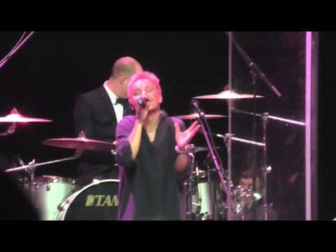 Видео: Сурганова и Оркестр - Мне с тобой не ходить. Игра в классики. 05.12.2014.