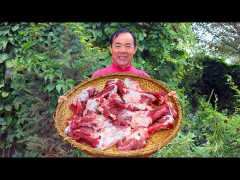 Видео: Полная корзина свиных костей в кисло-сладком соусе! Тушили полдня! | Дядя Деревенский Гурман