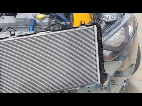 Видео: Замена радиатора Гранта FL