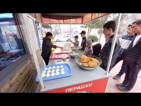 Видео: Уличная еда пирожки на улице продаются перашки узбекский Перашки из картошки перашки из мяса