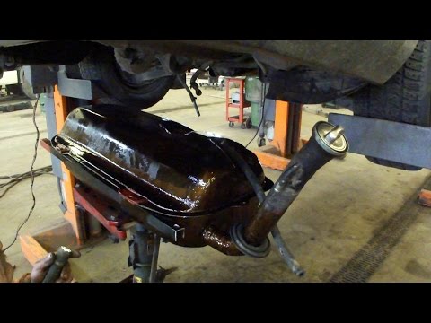 Видео: Снятие и ремонт топливного бака Mercedes W124 Removal and Repair of a Fuel Tank
