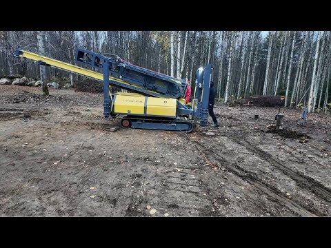 Видео: Забиваем жб сваи под дом. 