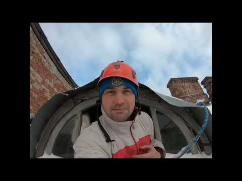 Видео: Чистка снега с кровли. Промышленный альпинизм.