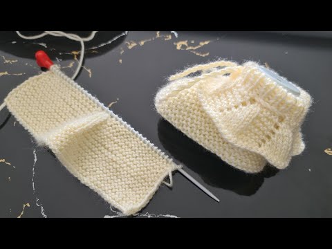 Видео: Модель носка спицами с рюшами: Как связать детские пинетки пошагово