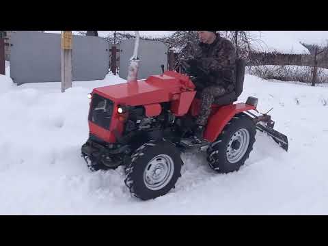Видео: Чистка снега на минитракторе грейдерным отвалом
