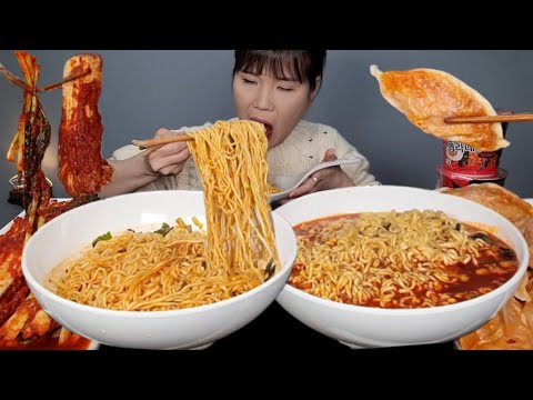 Видео: Мукбанг с острым раменом, пельменями и кимчи