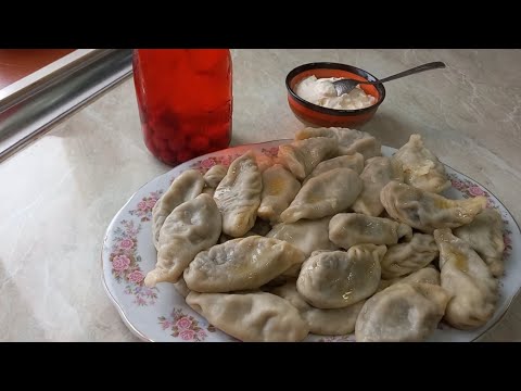 Видео: Бабушка готовит пельмени из конского щавеля - авелик