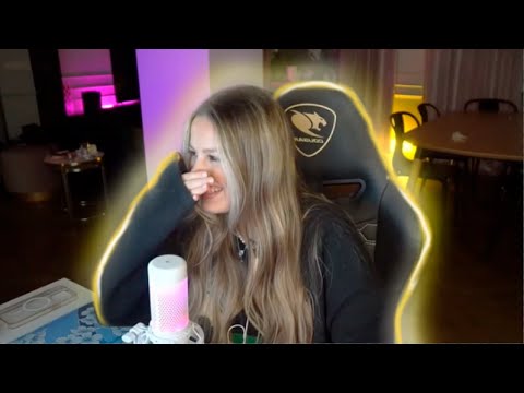 Видео: кая слушает песню девочка венздей 100раз