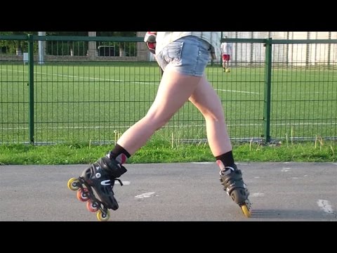 Видео: Учим красивый поворот на роликах при движении спиной вперед. Урок 18