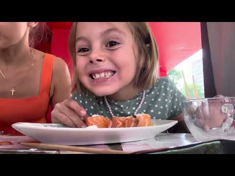 Видео: Тася ест роллы