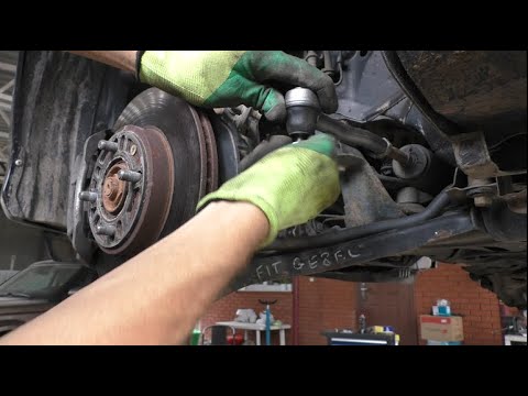 Видео: Замена рулевых наконечников на Honda FIT 1,5 Хонда Фит 2009 года