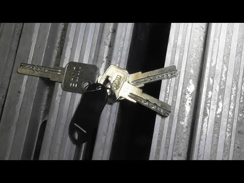 Видео: Почему в порогах лифтов такие щели?