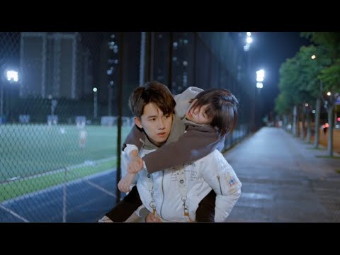 Видео: Героиня была пьяна и грустна. Главный мужчина опечалился о ней и отнес ее домой.