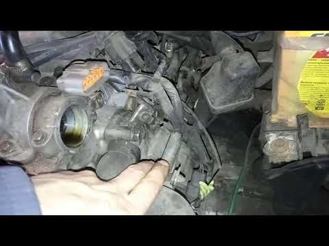 Видео: Заміна термостата на MAZDA 323 BA Z5