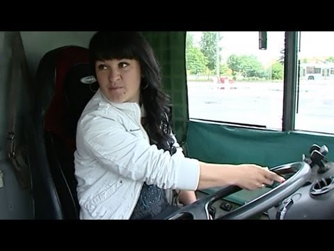Видео: Дама за рулём: одним из автобусов Минска теперь управляет женщина-водитель!