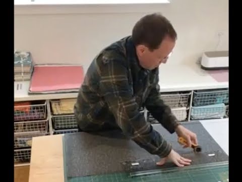 Видео: Резка длинных полос ткани по направлению волокон