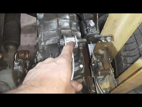 Видео: Самодельный минитрактор переломка. Серия 8. Выносная кулиса КПП, установка ГТЦ.