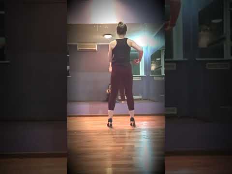 Видео: Кизомба Женский Стиль. Урок. Вращение бёдрами, шаги, руки