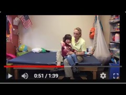 Видео: Как расслабить жесткость рук: упражнения для ребенка с церебральным параличом # 003