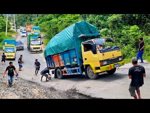 Видео: Серьёзный риск!!! Грузовик поворачивает не туда и едет задним ходом на склоне