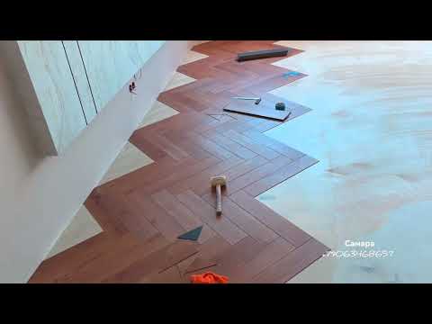 Видео: Укладка кварц виниловoй плитки PARQUET LVT на клей.