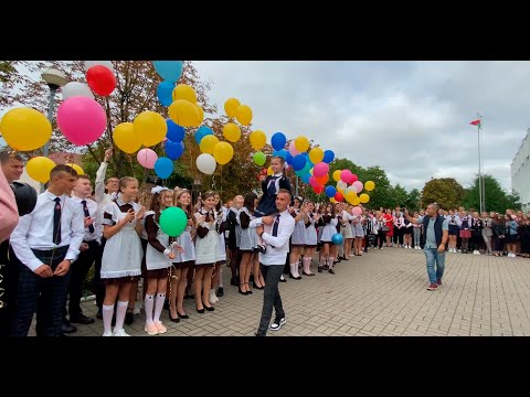 Видео: ПОСЛУШАЙТЕ, КАК ПОЮТ ВЫПУСКНИКИ!!! Прошибли до слез всех присутствующих. 1 сентября 2020г. Слуцк