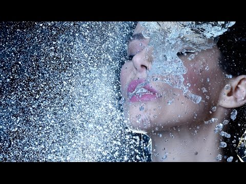 Видео: Как замочить модель. Аквапортрет. Урок 52. Фотошкола Олега Зотова.