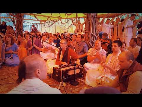 Видео: Ниранджана Свами - Вечерний киртан "Гауранга 2017 06/10"