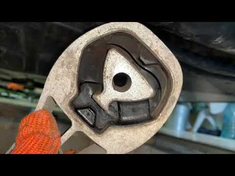 Видео: Замена центральной подушки двигателя Smart ForTwo. Как заменить нижнюю опору двигателя Смарт 451
