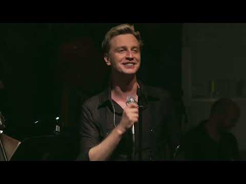 Видео: Маленький оркестр "Парень с песней шел по свету"