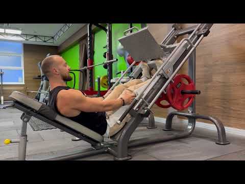 Видео: Икроножные в платформе для жима ногами | База упражнений | Кольцов Алексей