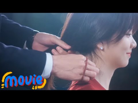 Видео: Сдержанный, но нежный! Он сам заплетает ей волосы 🥰 Их ужин словно свидание!