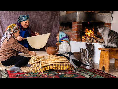 Видео: Деревенская выпечка на дровах — азербайджанские лепёшки 🏡🥯