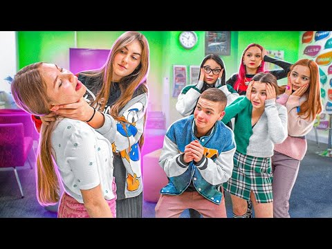 Видео: Алиса има дечка у Школи! | Нова школска прича!