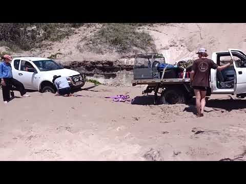 Видео: Борьба с мягким песком в районе Саут-Рокс (Нгкала), Роки-Бич, остров Фрейзер.