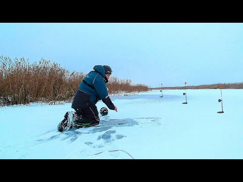 Видео: ЗАБРАЛИСЬ НА СПРЯТАННОЕ ОЗЕРО ПЕРВЫМИ И Не пожалели  Рыбалка на жерлицы