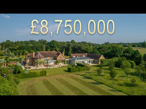 Видео: Внутри этого прекрасно построенного загородного дома в Хенли-на-Темзе с великолепными садами и ви...