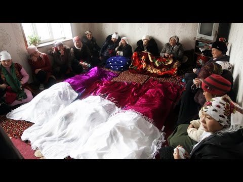 Видео: 7-летний мальчик после авикатастрофы остался один - вся семья погибла