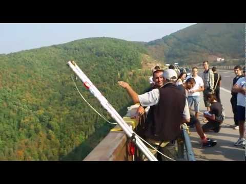 Видео: One long bungee jump Vitinia - Един дълъг бънджи скок Витиня