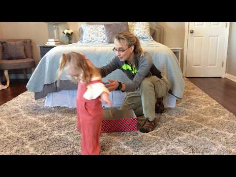 Видео: # 106 Шаг в коробке: упражнения для ребенка с низким тоном