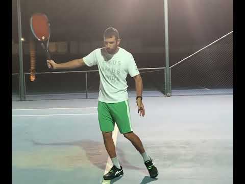 Видео: Секрет удара слева Густаво Куэртена — Школа тенниса Дэвида